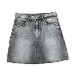 Guess Woman’s High waisted Jean skirt in Vintage Whitewash Grey Size 29